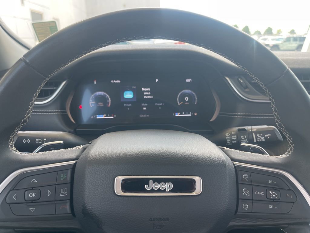 Used 2023 Jeep Grand Cherokee Laredo image 11