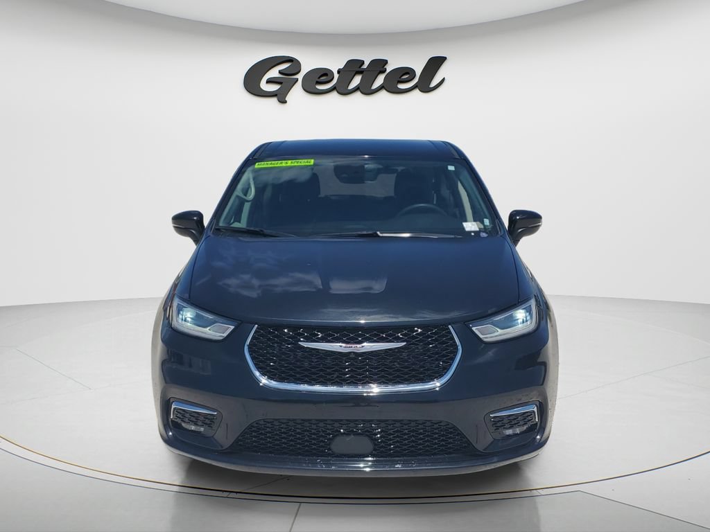 Used 2023 Chrysler Pacifica Touring-L FWD image 2