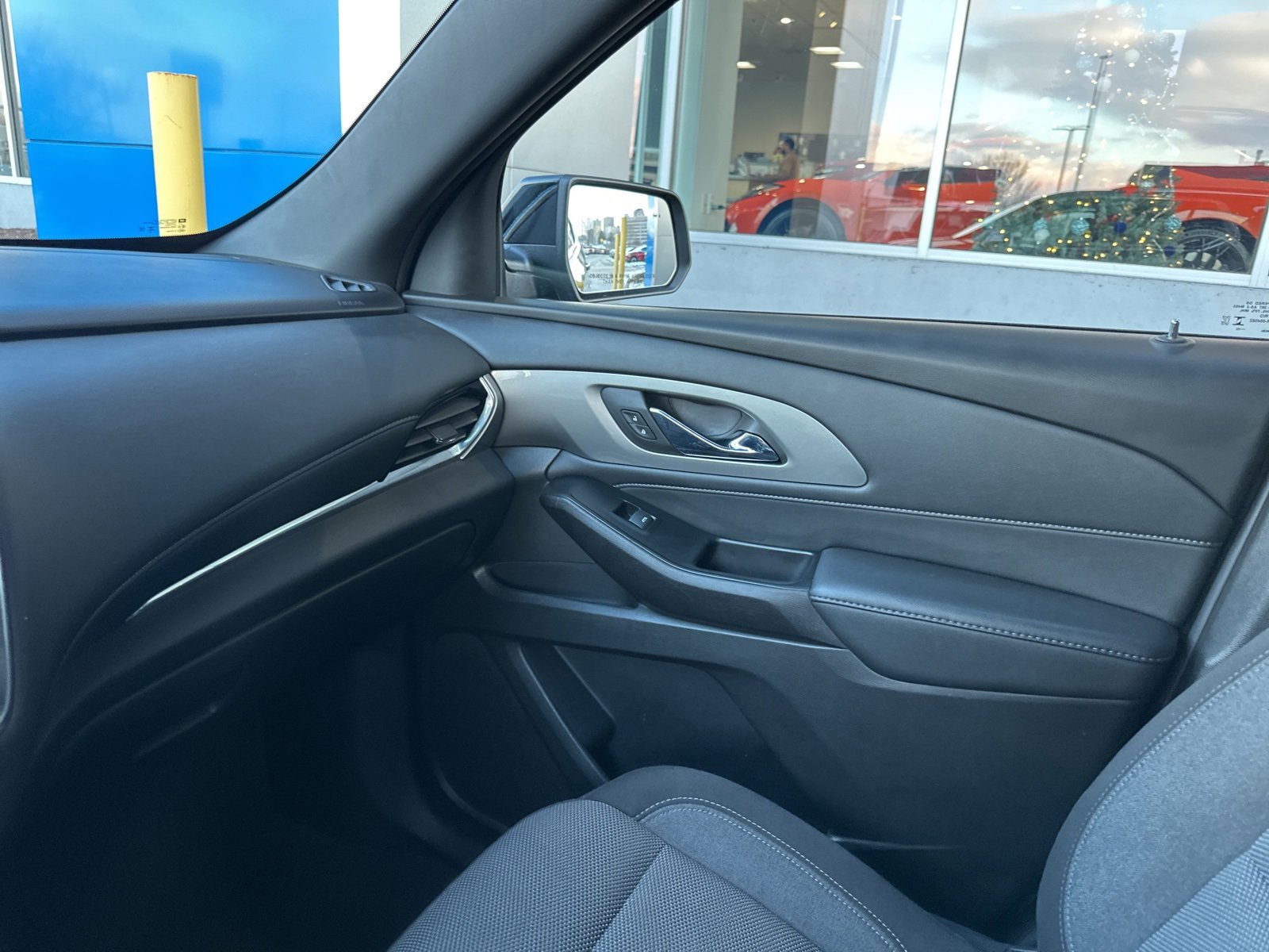 Used 2023 Chevrolet Traverse LT image 38