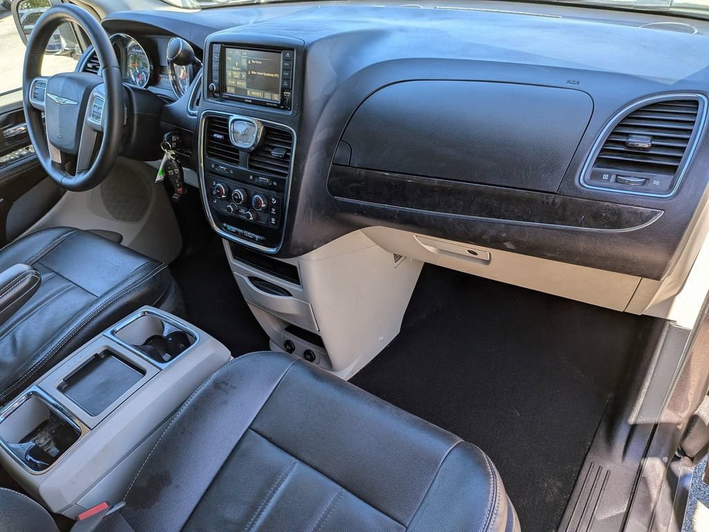 Used 2015 Chrysler Town & Country LX FWD image 32