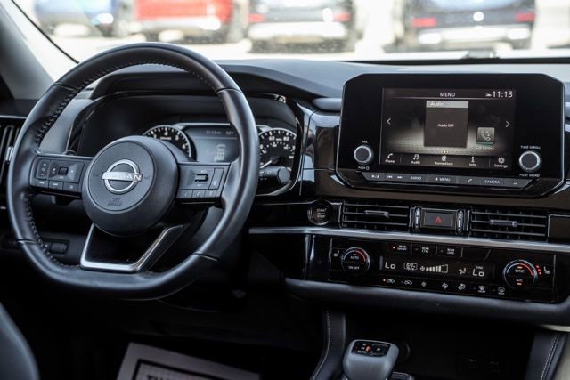 Used 2025 Nissan Pathfinder SV image 13