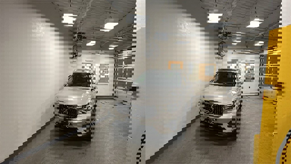 Certified 2025 Volvo XC40 B5 Core image 1