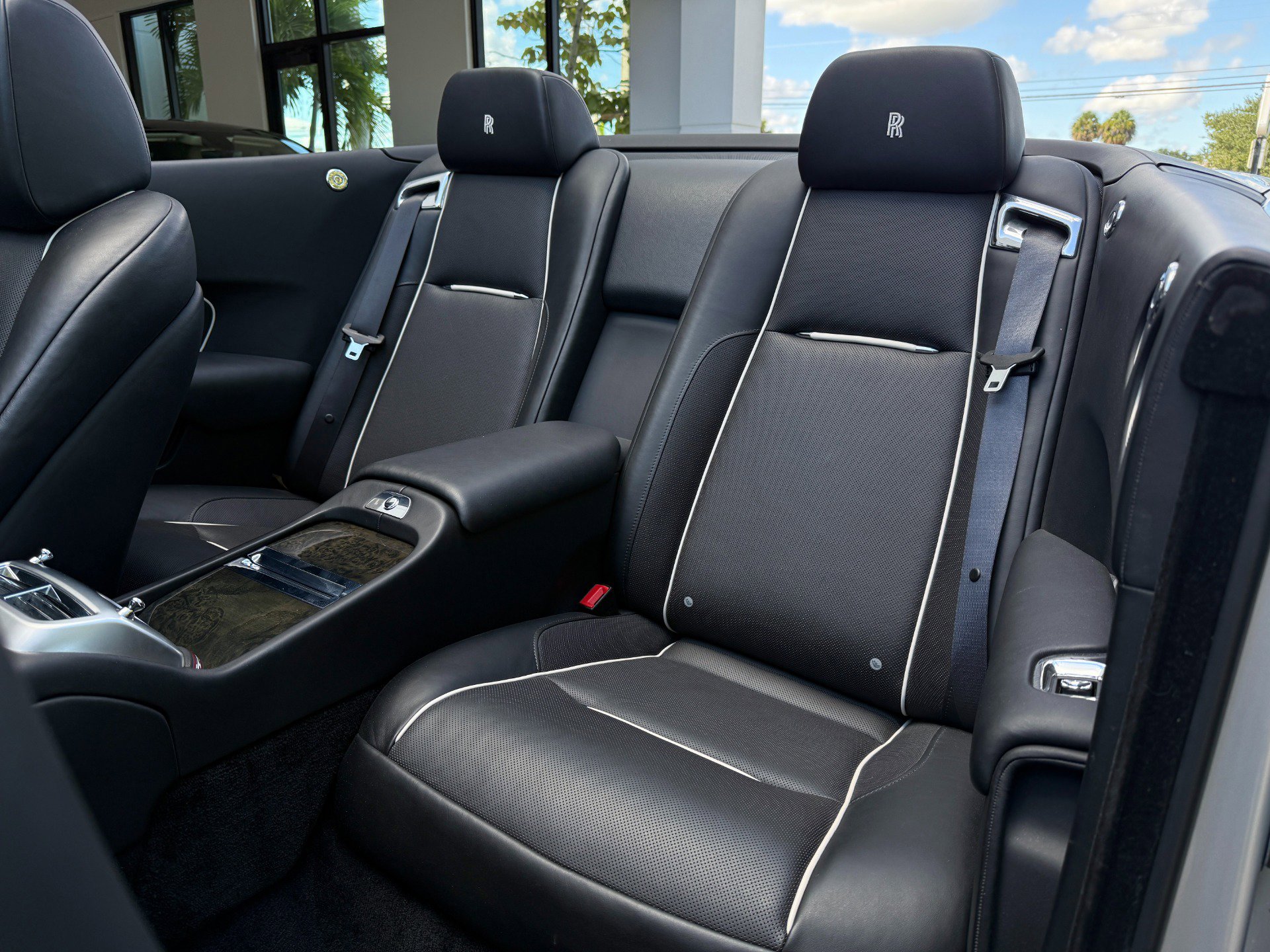 Used 2017 Rolls-Royce Dawn image 30