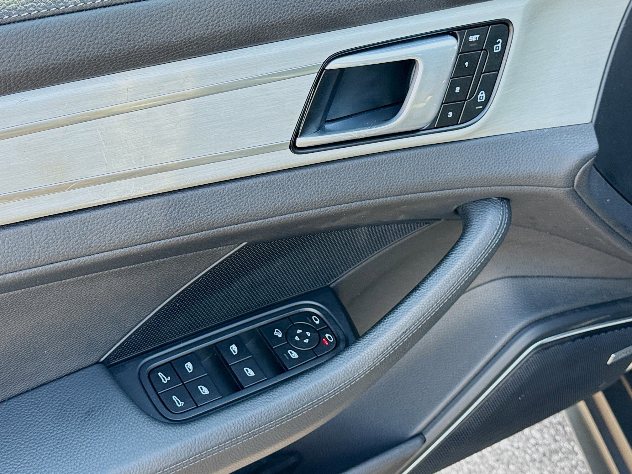 Used 2022 Porsche Panamera 4 Platinum Edition image 23