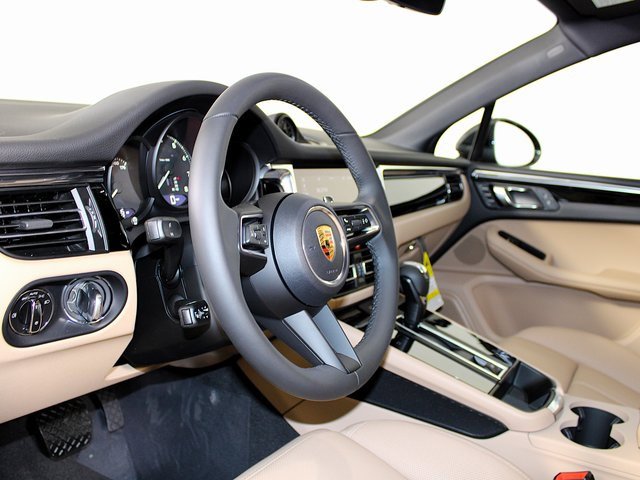 New 2026 Porsche Macan image 4