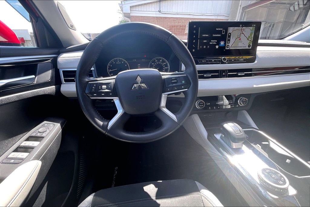 Used 2025 Mitsubishi Outlander SE image 5