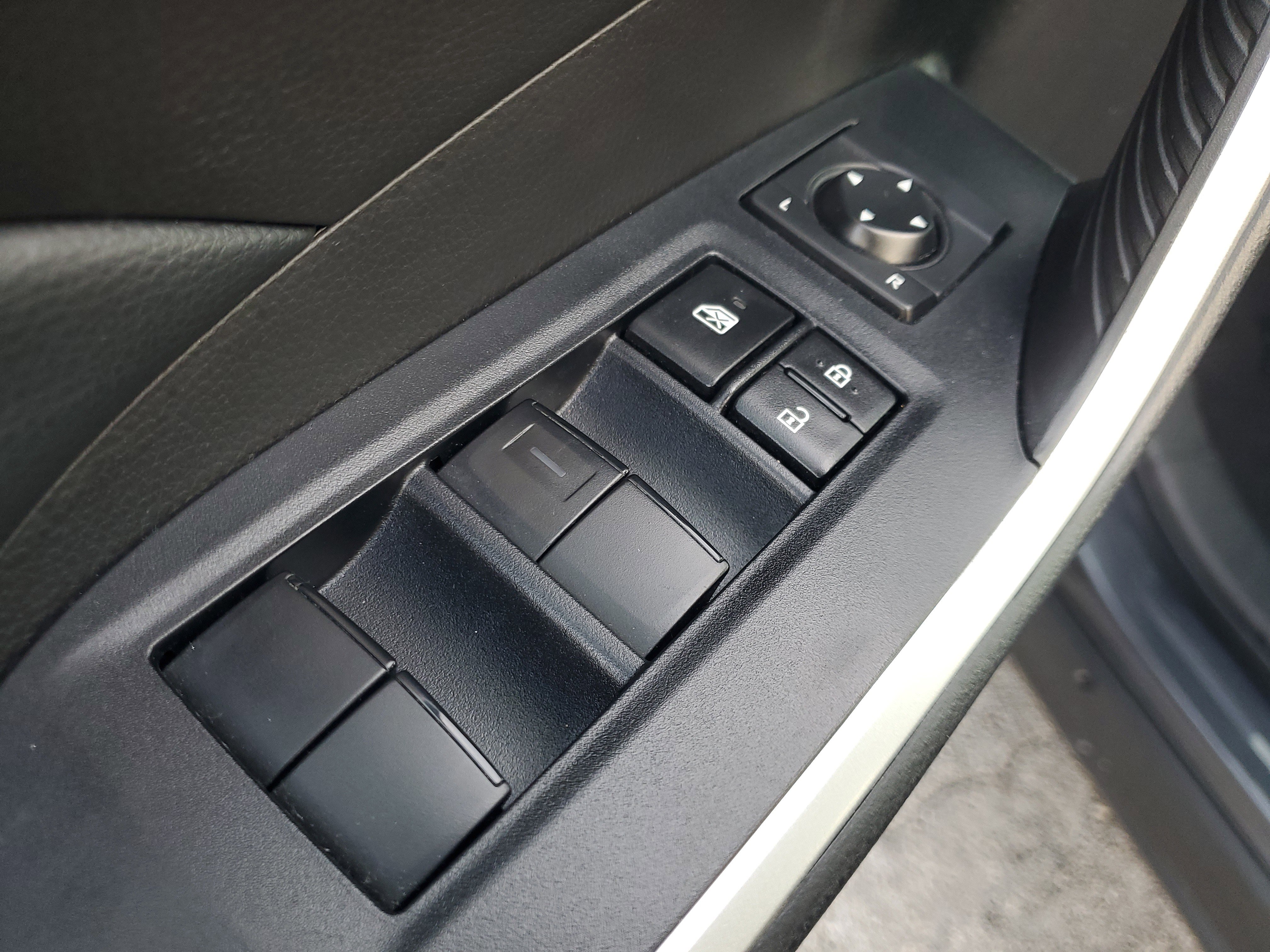 Used 2022 Toyota RAV4 LE image 11