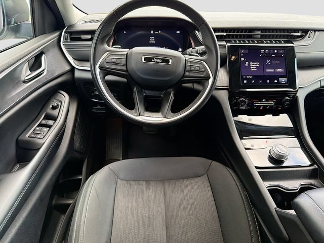 Used 2023 Jeep Grand Cherokee Laredo AWD/4WD image 21