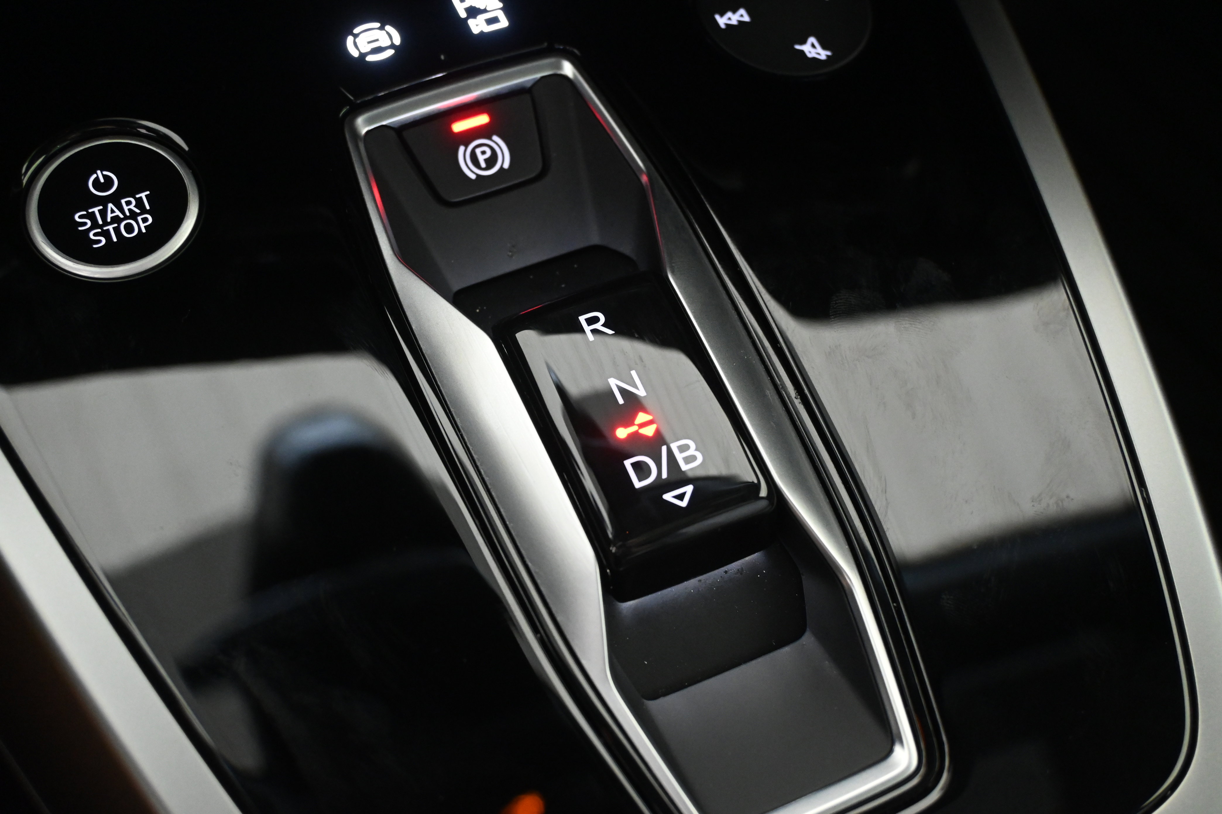 Used 2025 Audi Q4 e-tron Premium Plus image 33