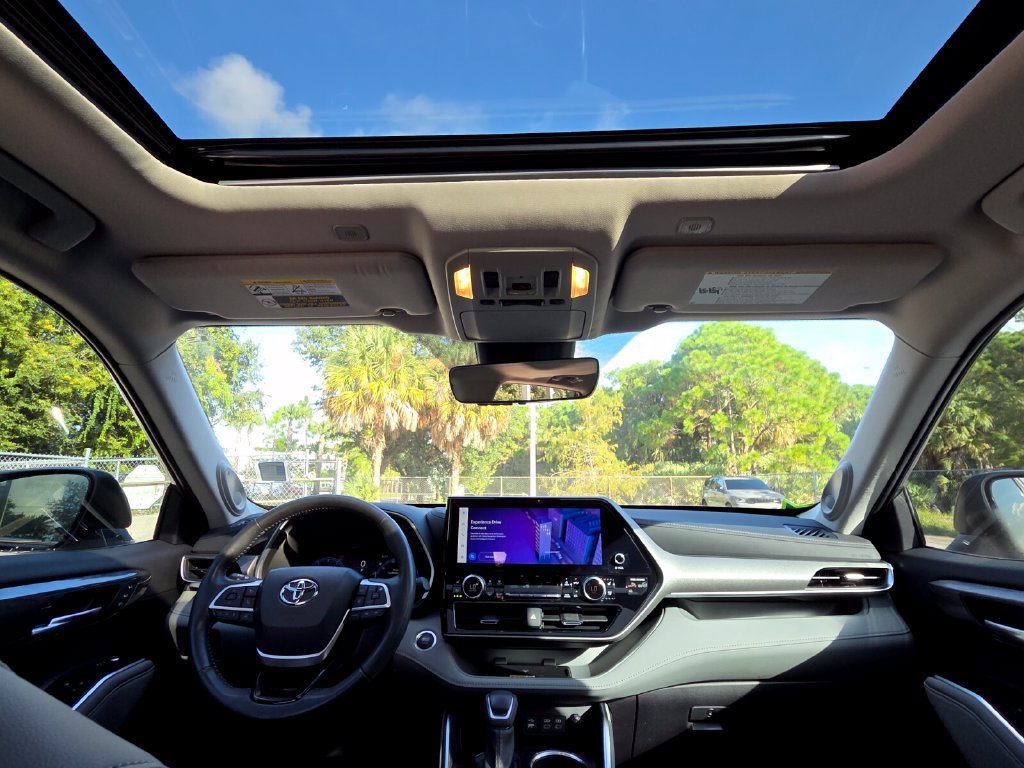 Used 2025 Toyota Highlander Limited AWD/4WD image 4