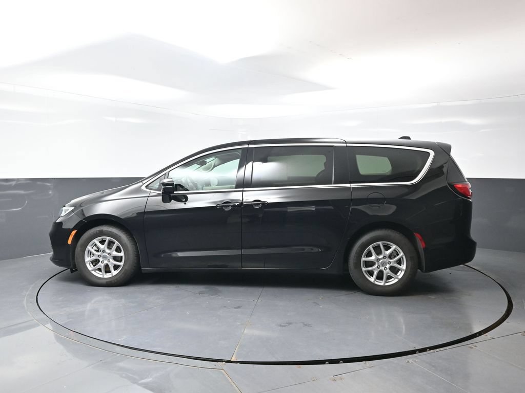 Used 2024 Chrysler Pacifica Touring-L FWD image 10