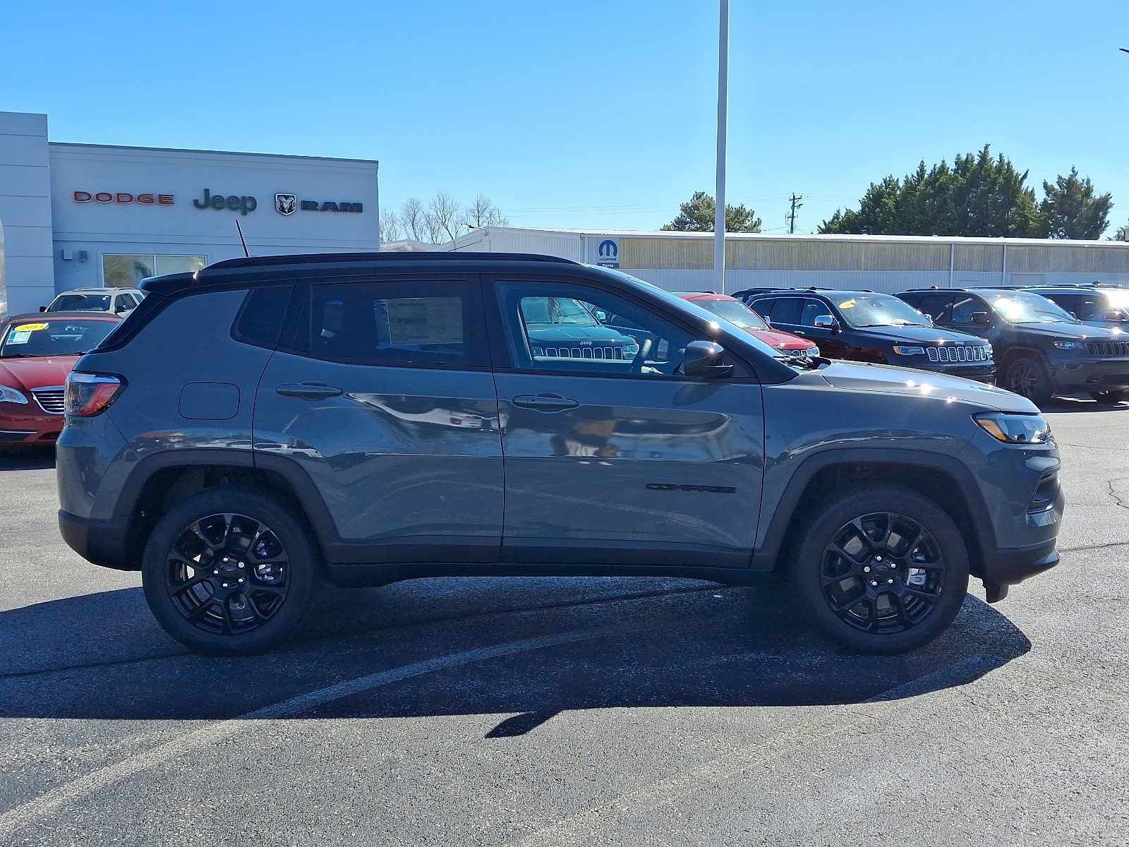 Used 2024 Jeep Compass Latitude w/ Convenience Group AWD/4WD image 7