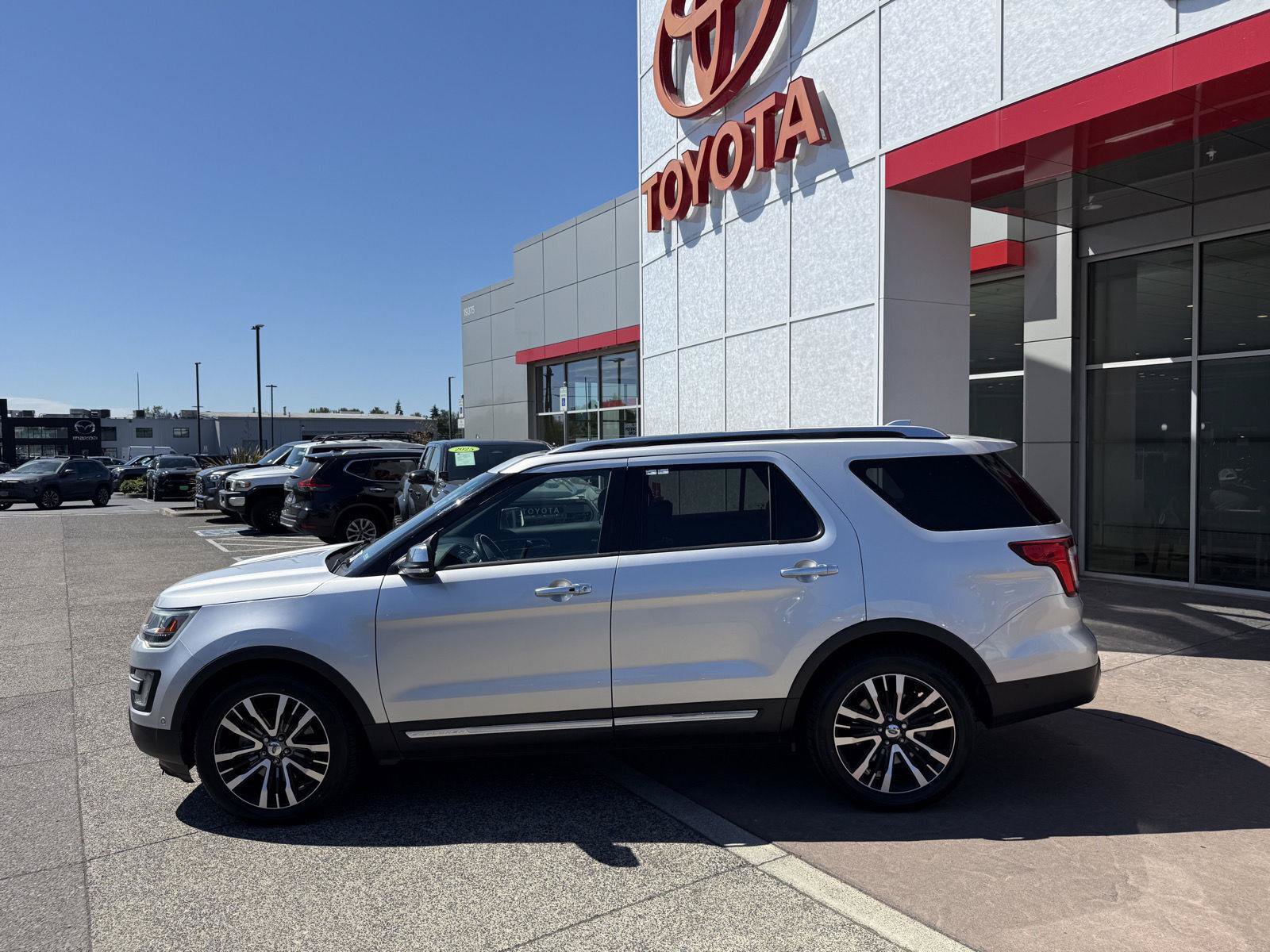 Used 2017 Ford Explorer Platinum AWD/4WD image 3