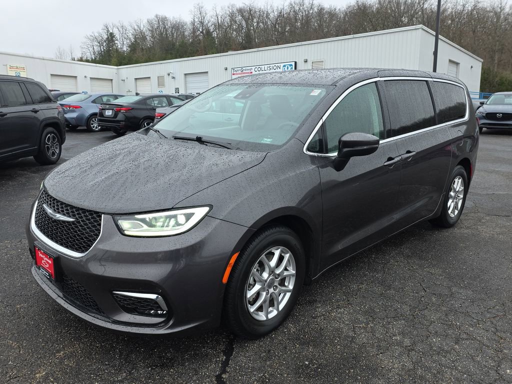 Used 2023 Chrysler Pacifica Touring-L image 4