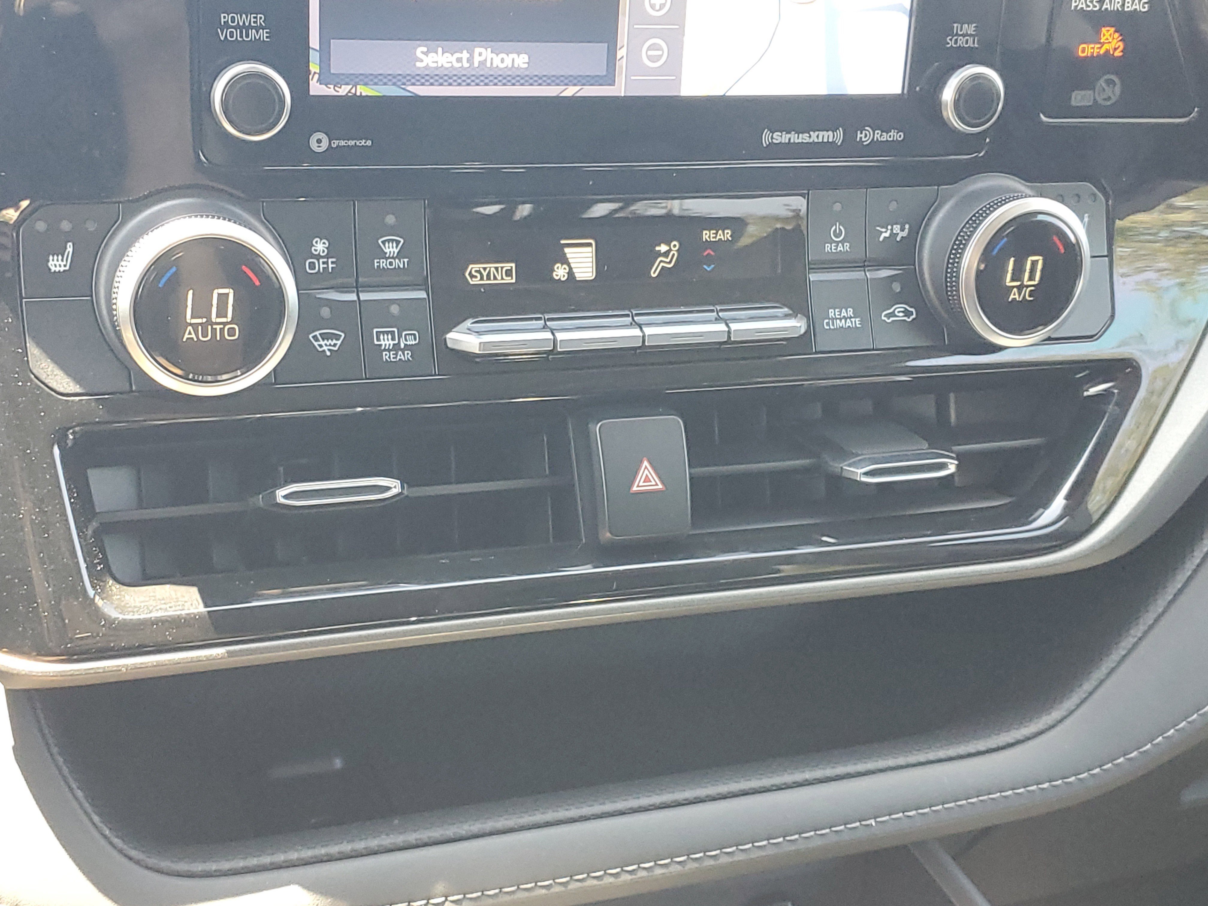 Used 2022 Toyota Highlander XLE FWD image 29