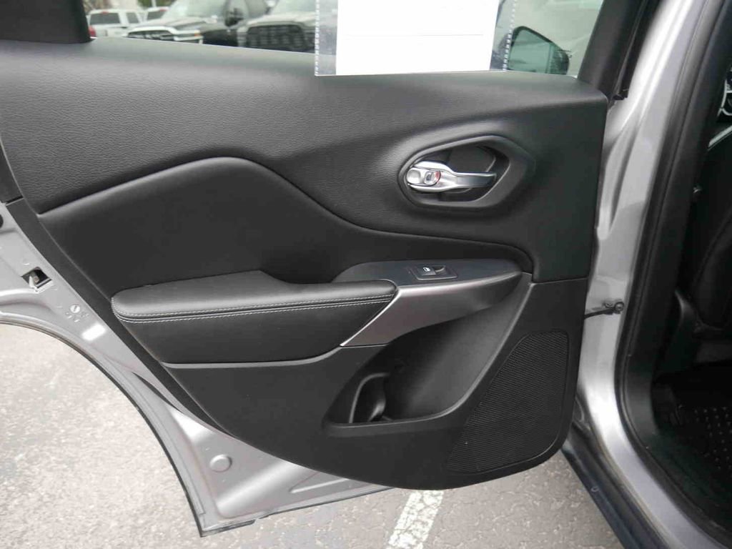 Used 2019 Jeep Cherokee Limited image 13