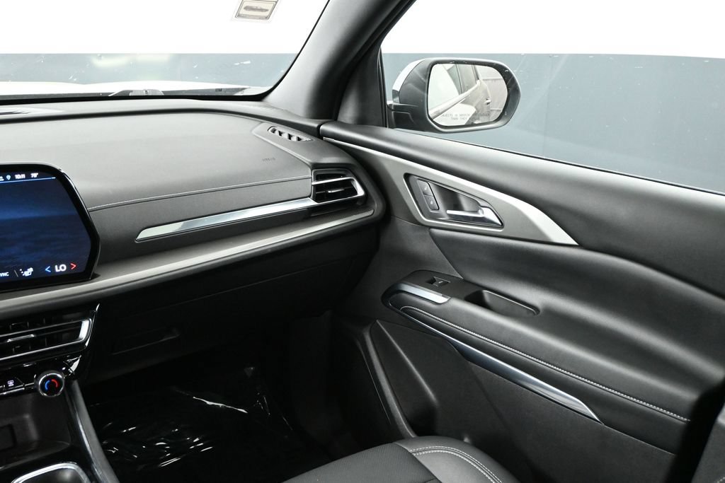 Used 2025 Chevrolet Traverse LT AWD/4WD image 13