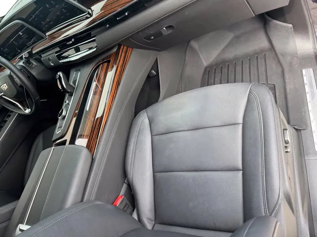 Used 2024 Cadillac Escalade Luxury AWD/4WD image 15