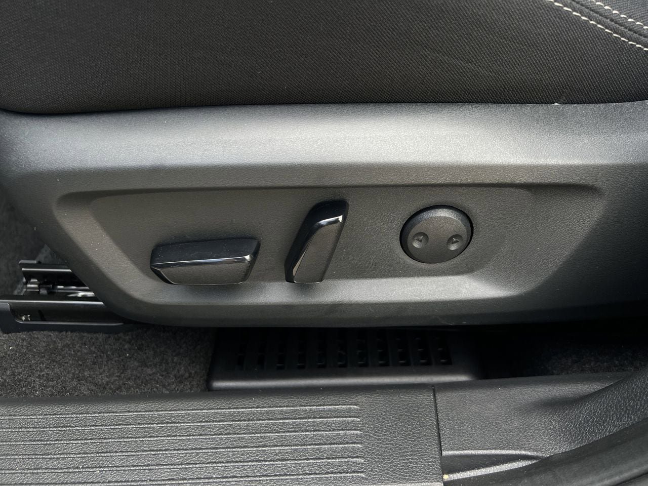 Certified 2023 Nissan Rogue SV FWD image 21