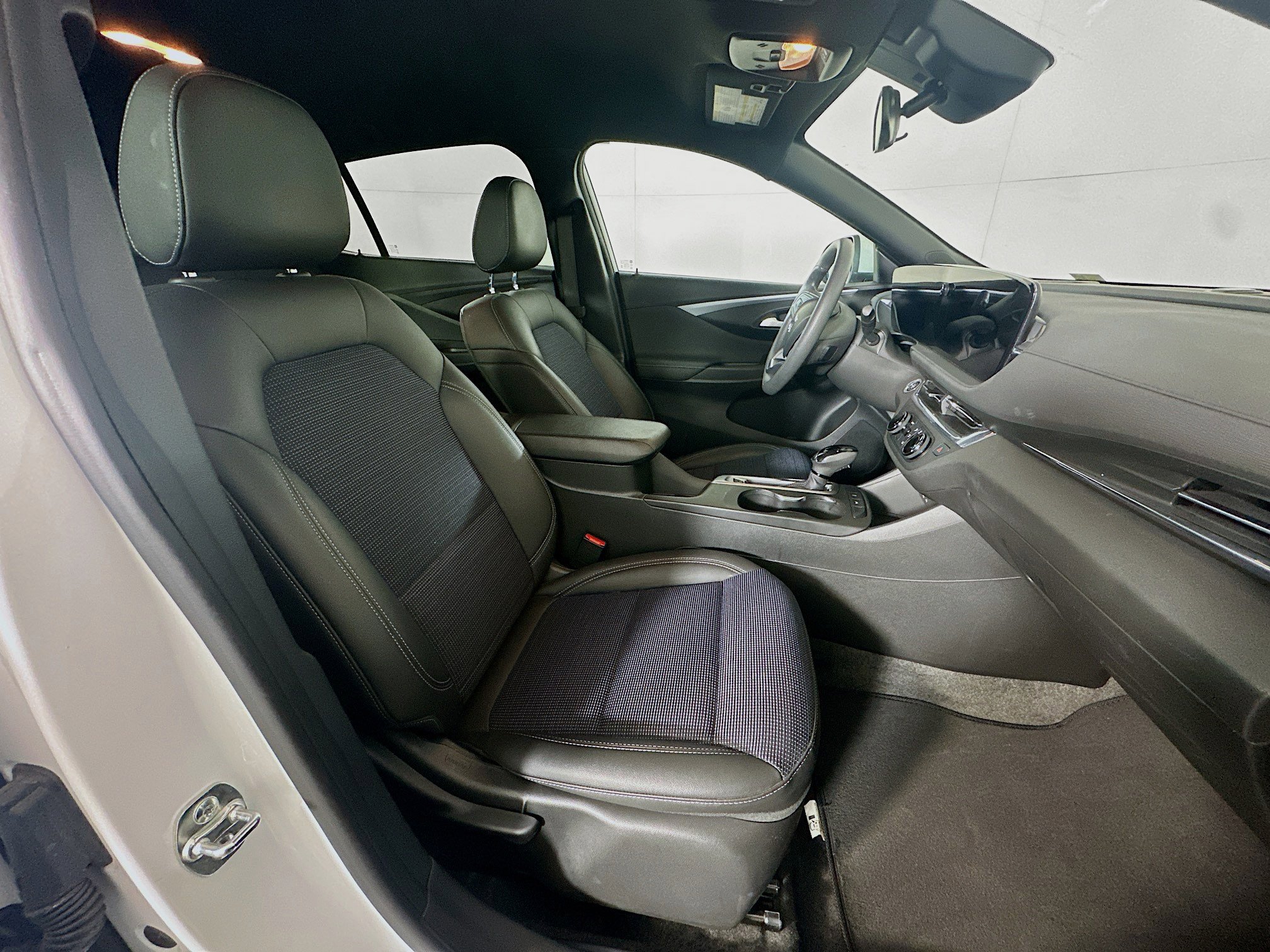 Used 2025 Buick Envista Preferred image 30