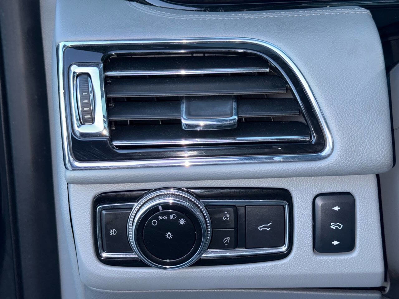 Used 2018 Lincoln Navigator Reserve AWD/4WD image 52