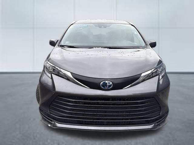 Used 2025 Toyota Sienna LE image 6