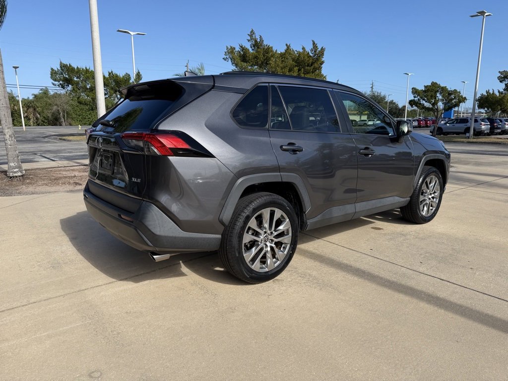 Used 2021 Toyota RAV4 XLE Premium image 4