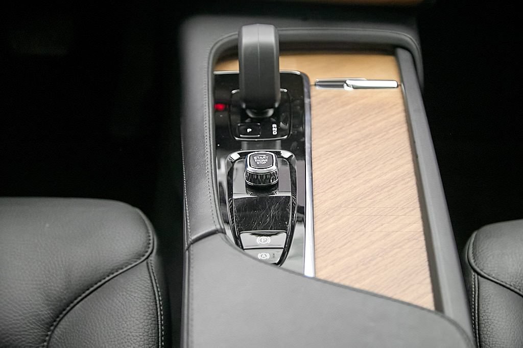 Certified 2025 Volvo XC90 T8 Plus w/ Protection Package Premier AWD/4WD image 31