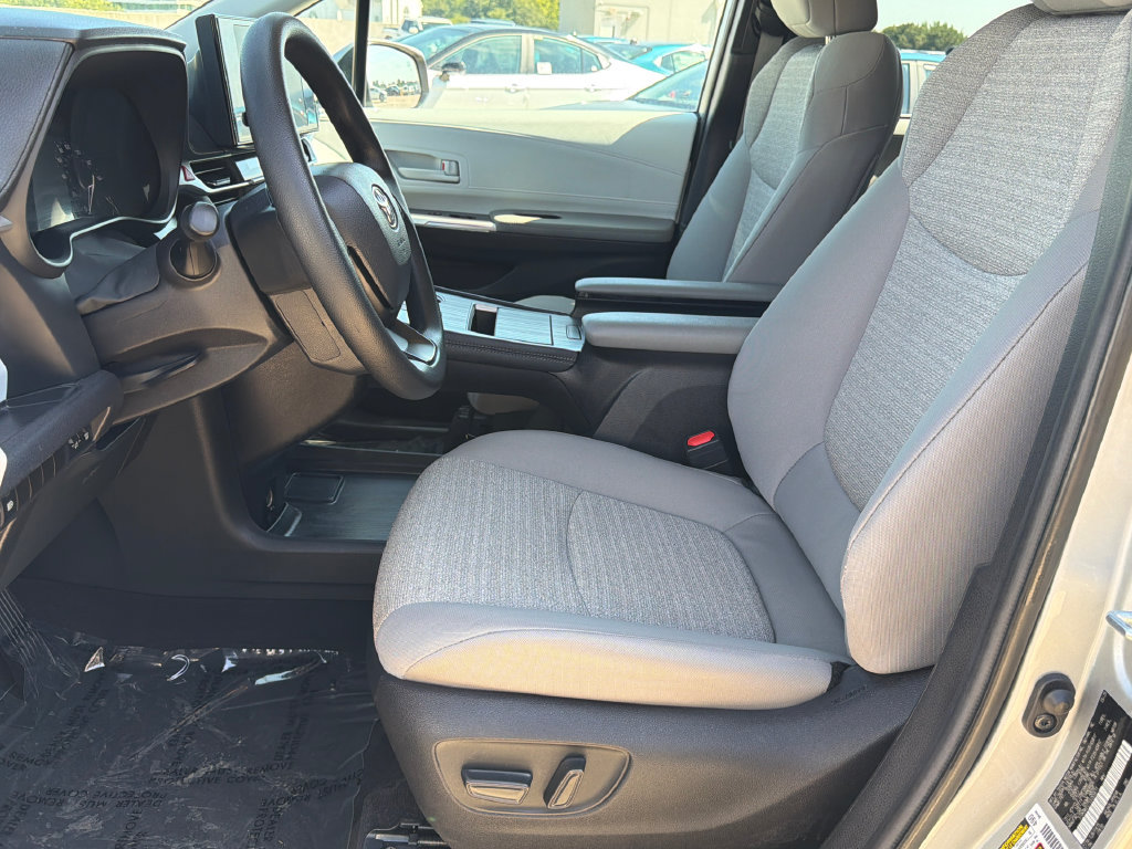 Used 2025 Toyota Sienna LE FWD image 20