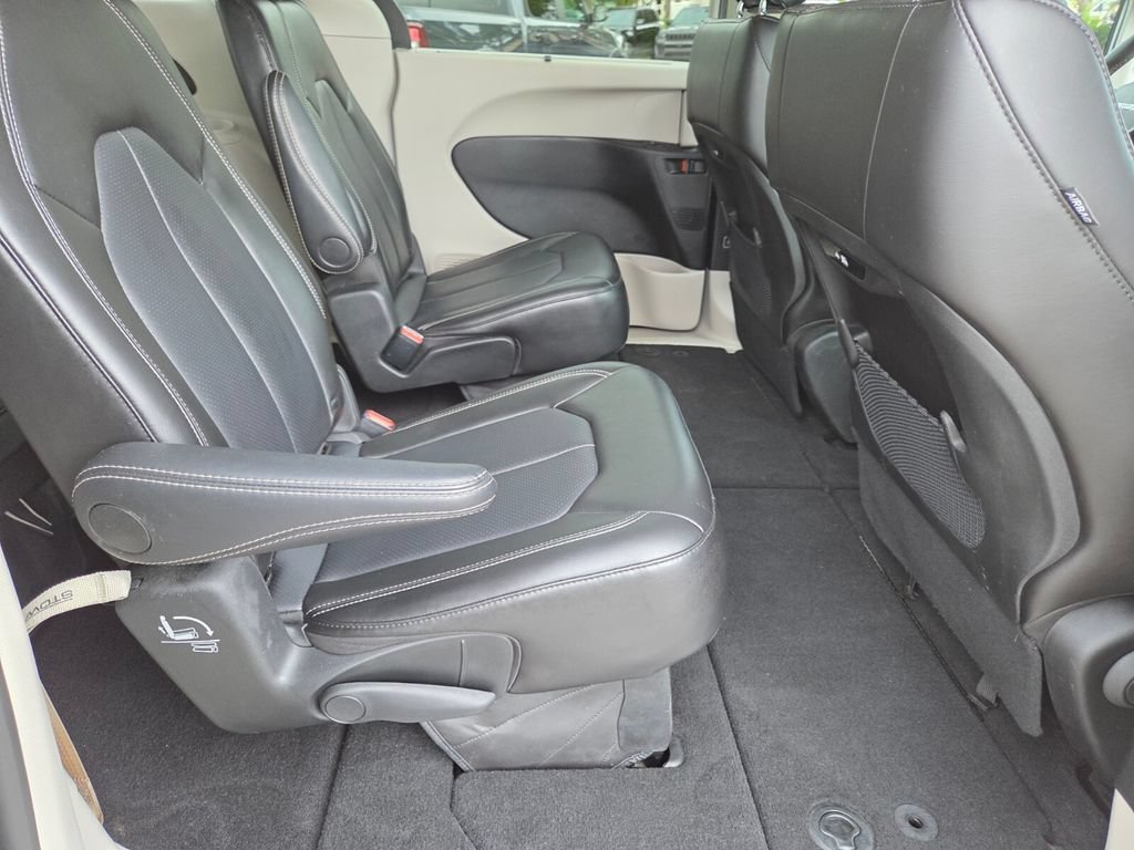Used 2024 Chrysler Pacifica Touring-L FWD image 18