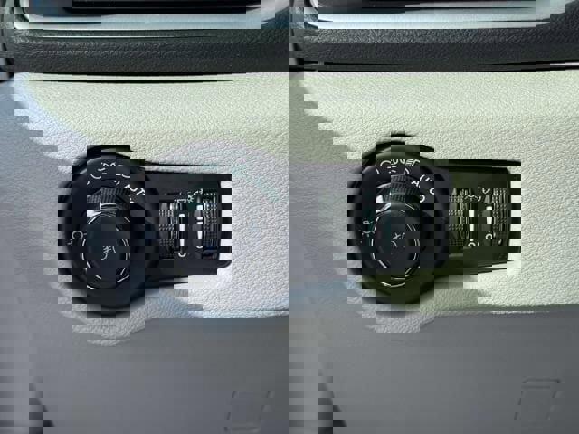 Used 2023 Chrysler Pacifica Touring-L image 19