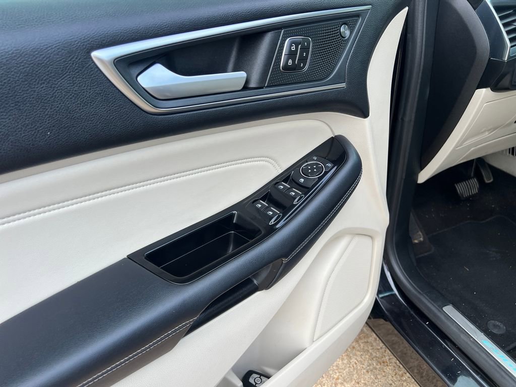 Used 2019 Ford Edge Titanium image 13