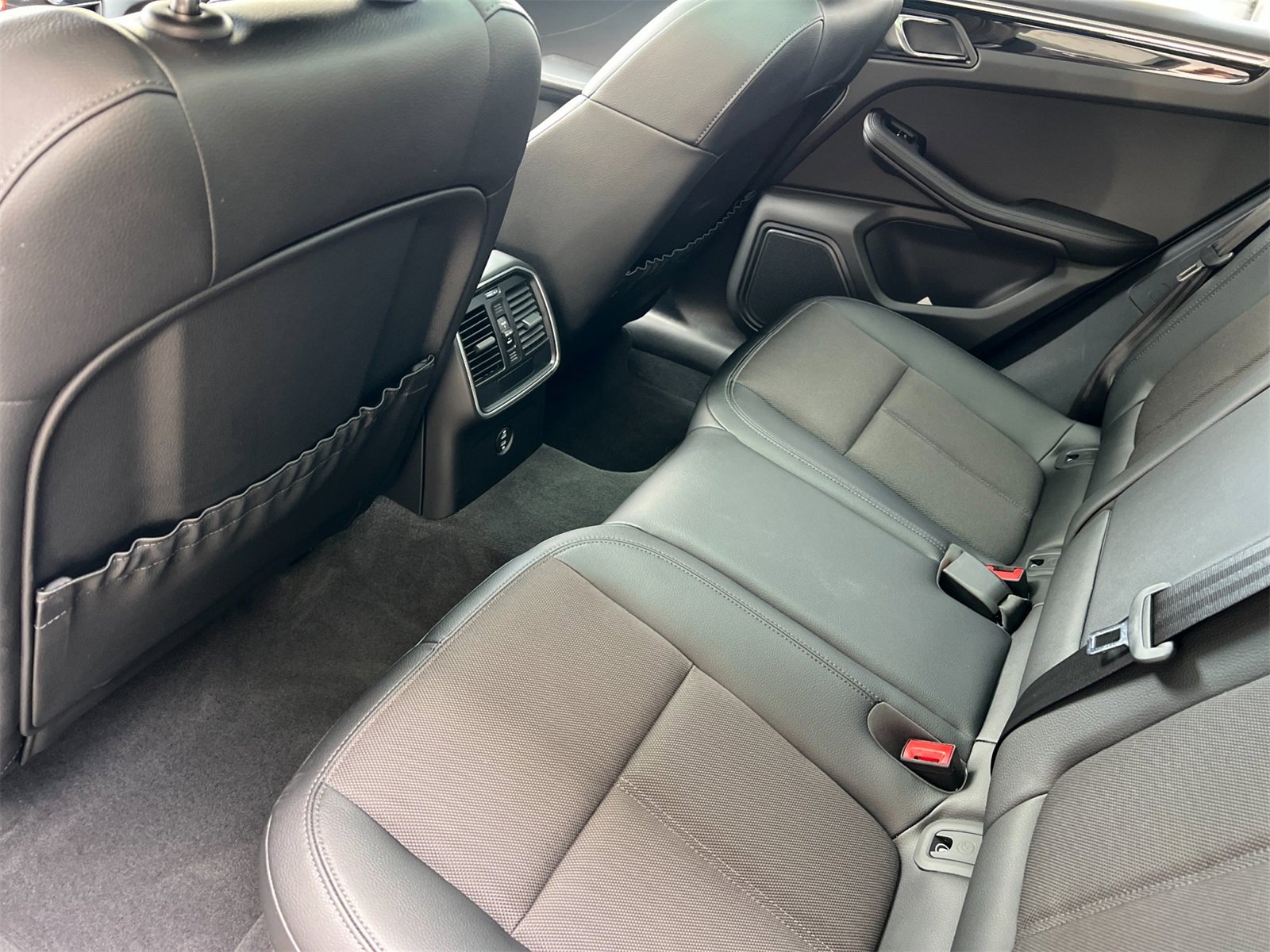 Used 2025 Porsche Macan image 14