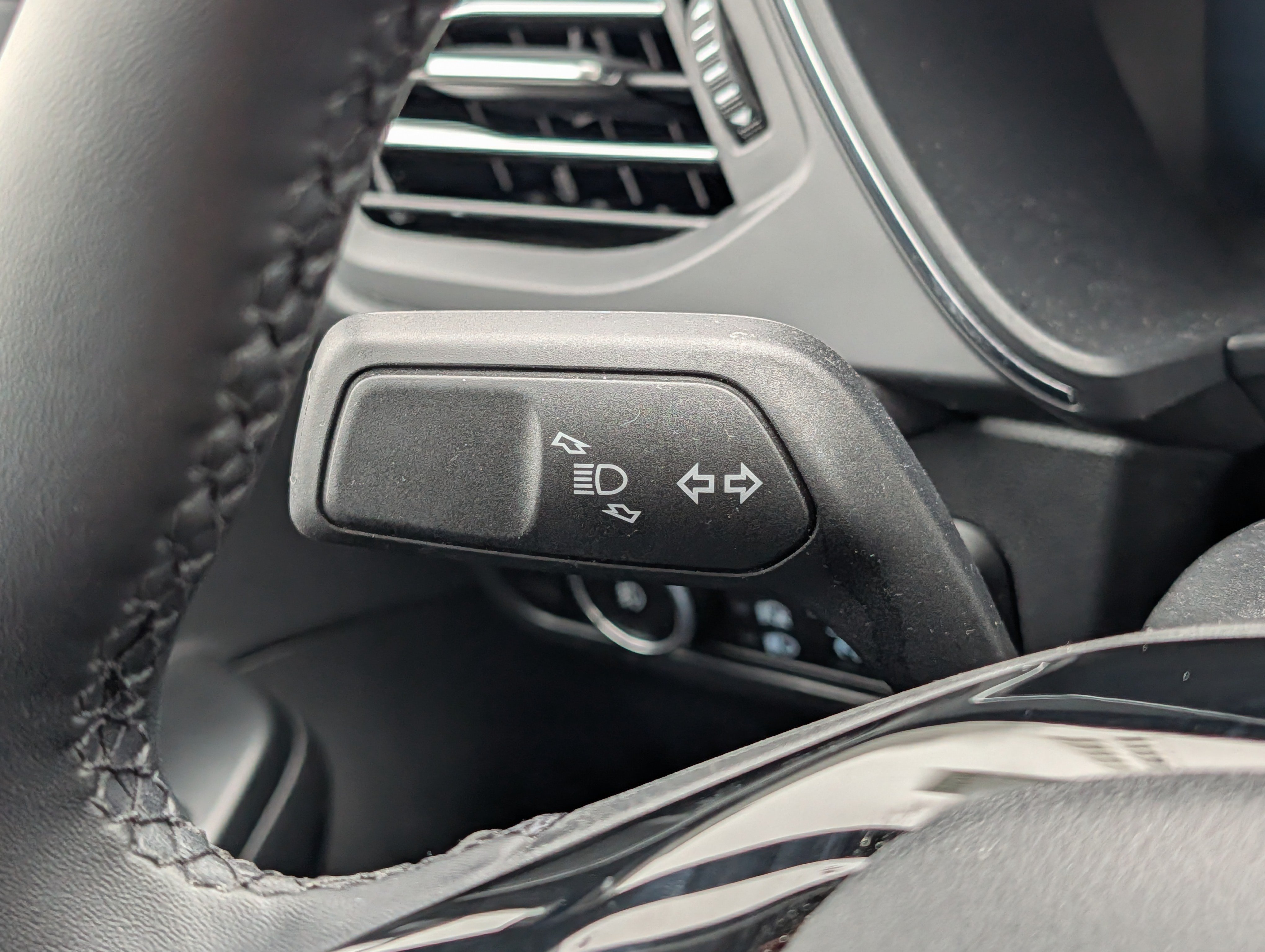 Used 2025 Ford Escape Platinum AWD/4WD image 32