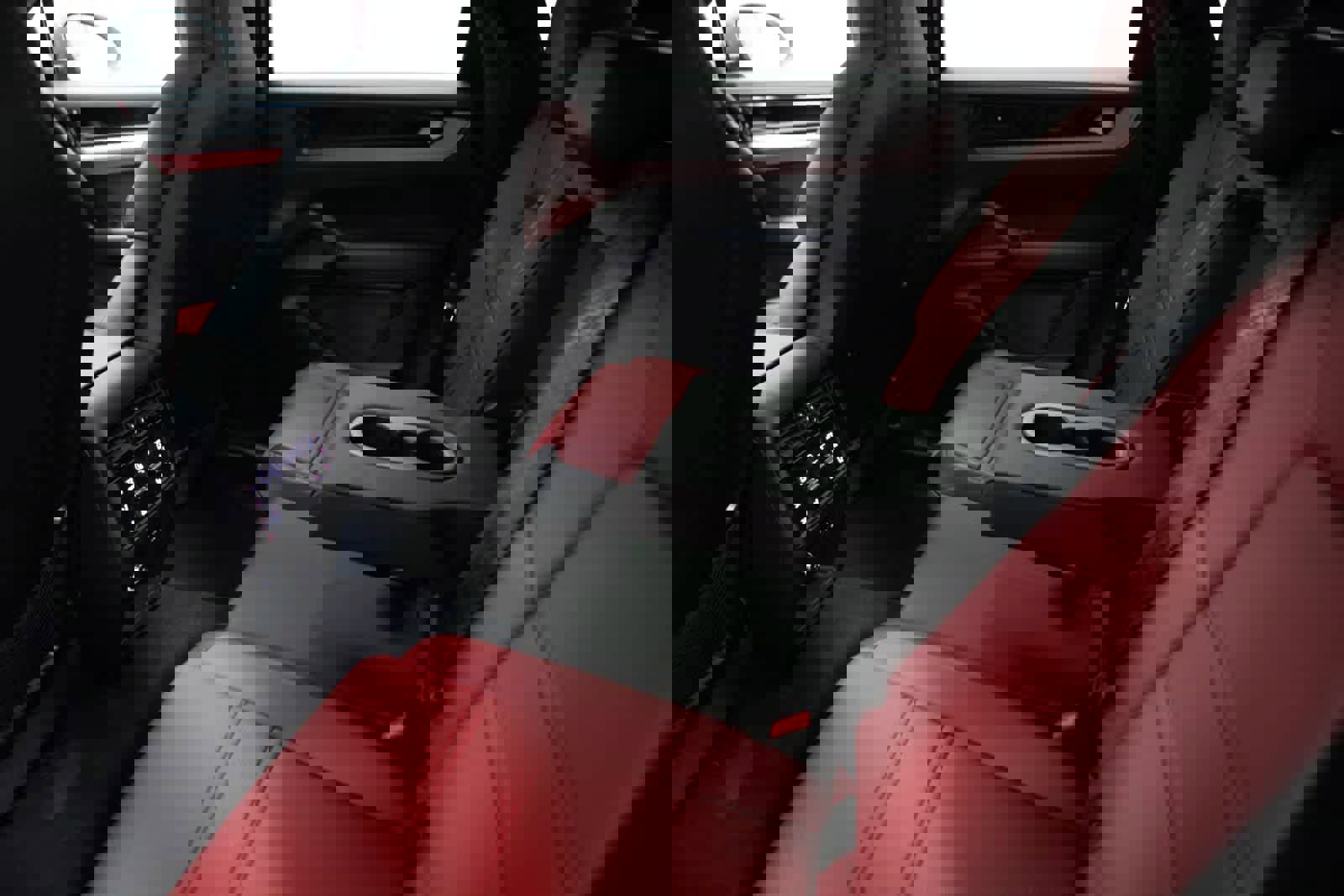 Certified 2025 Porsche Cayenne Coupe image 34