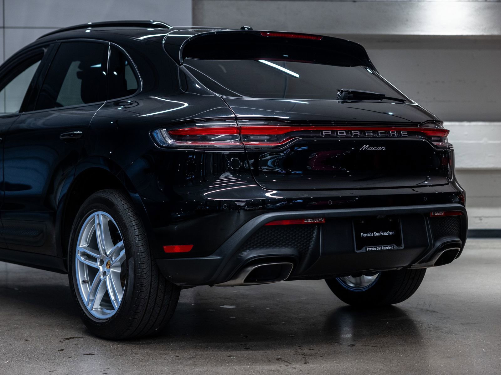 Certified 2023 Porsche Macan AWD/4WD image 24