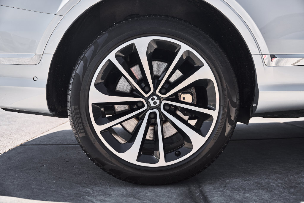 Used 2021 Bentley Bentayga AWD/4WD image 19