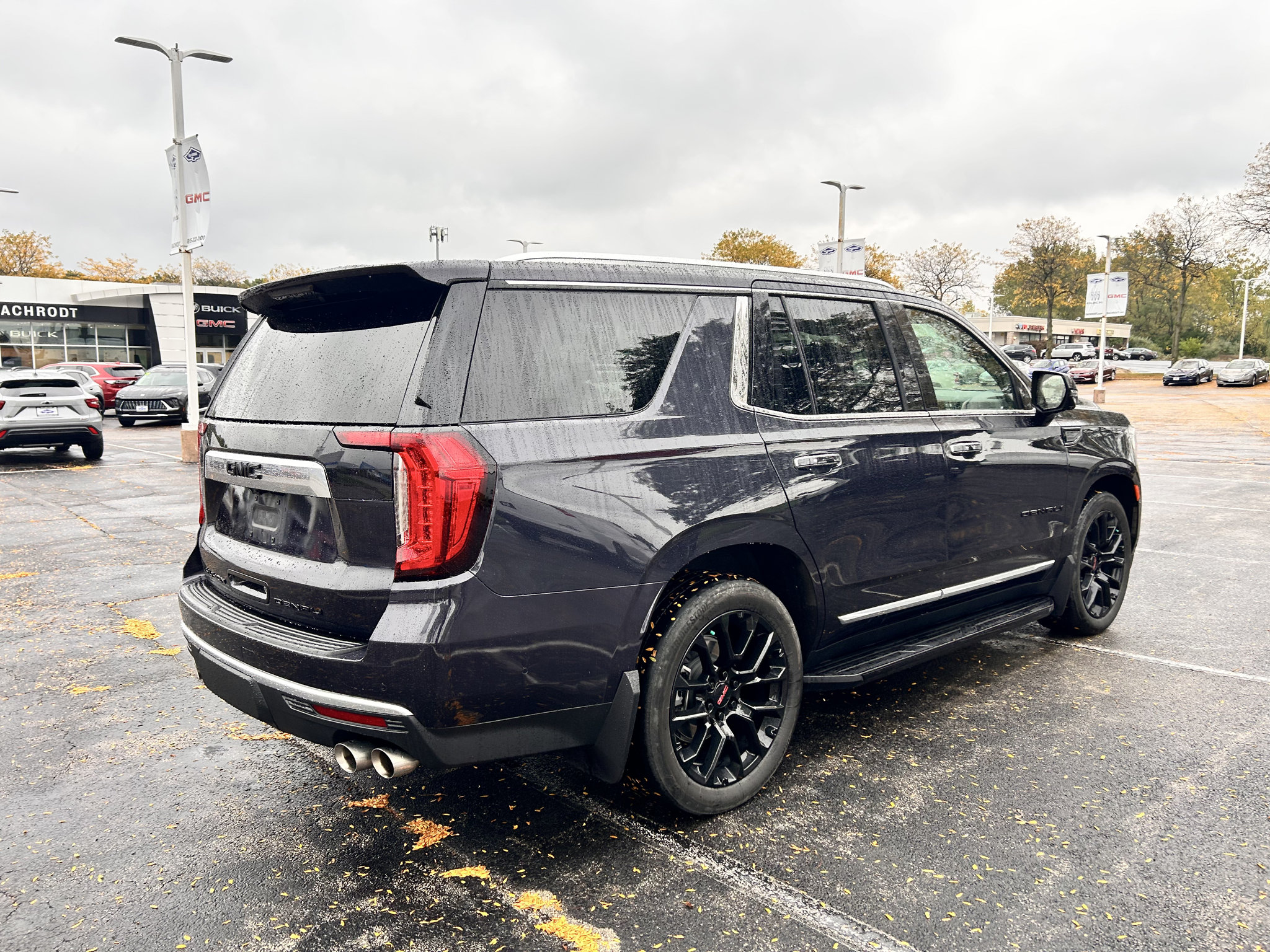 Used 2023 GMC Yukon Denali w/ Advanced Technology Package AWD/4WD image 7