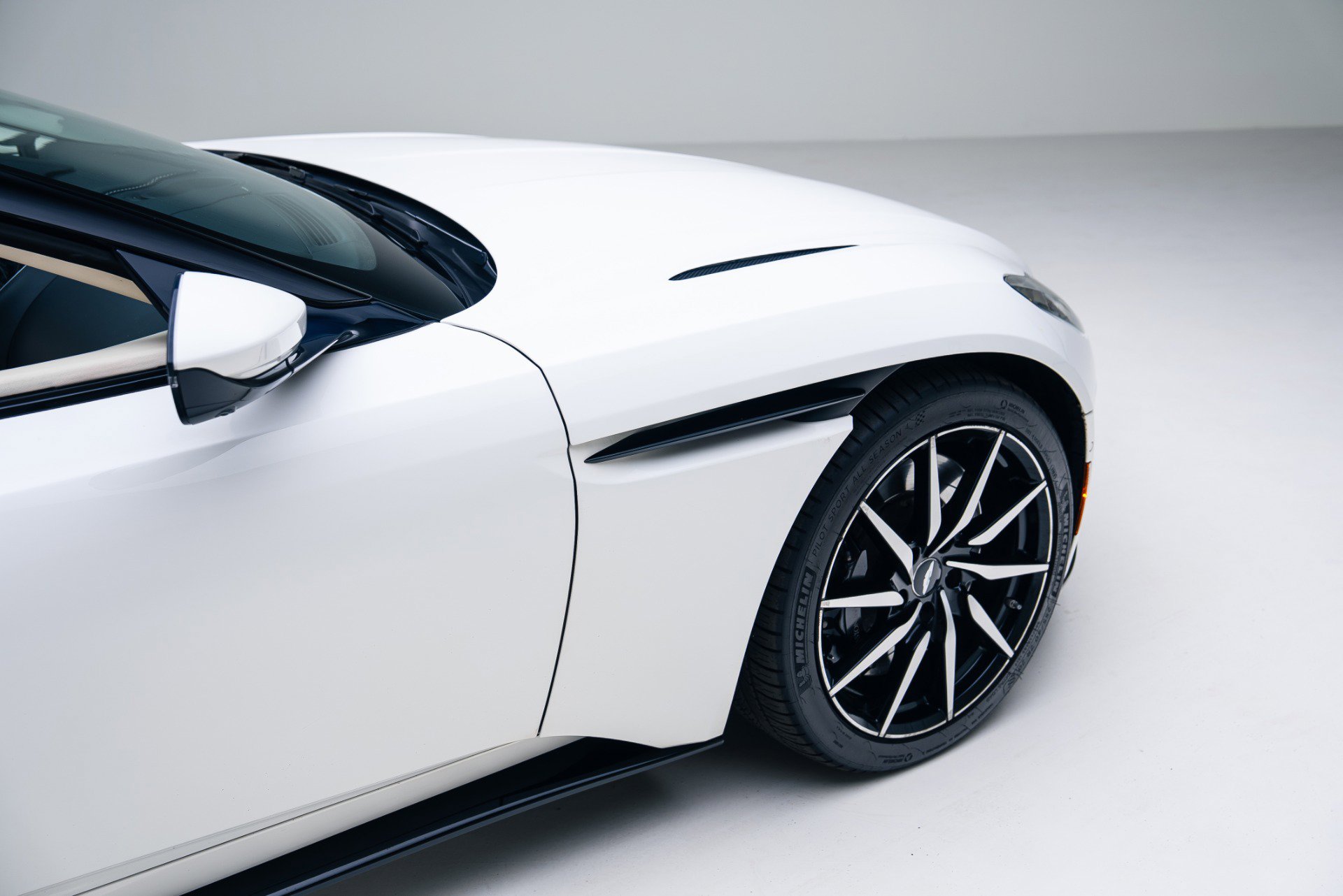 Used 2020 Aston Martin DB11 Volante image 22