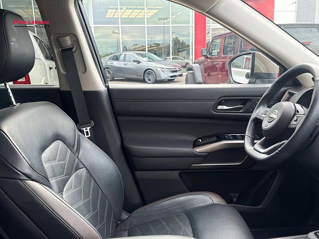 Certified 2025 Nissan Pathfinder Platinum w/ Cargo Package FWD image 9
