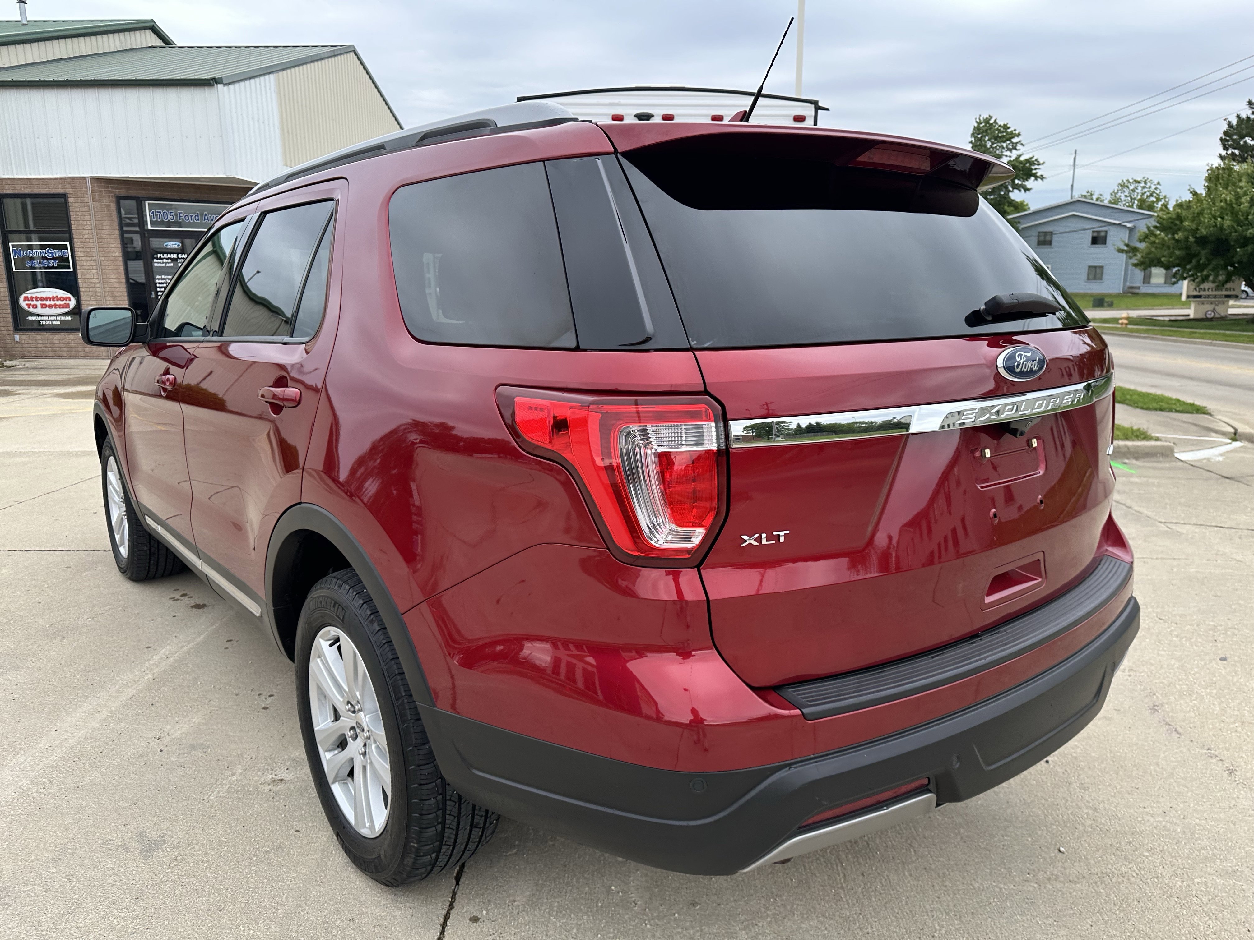 Used 2019 Ford Explorer XLT w/ Equipment Group 202A AWD/4WD image 4