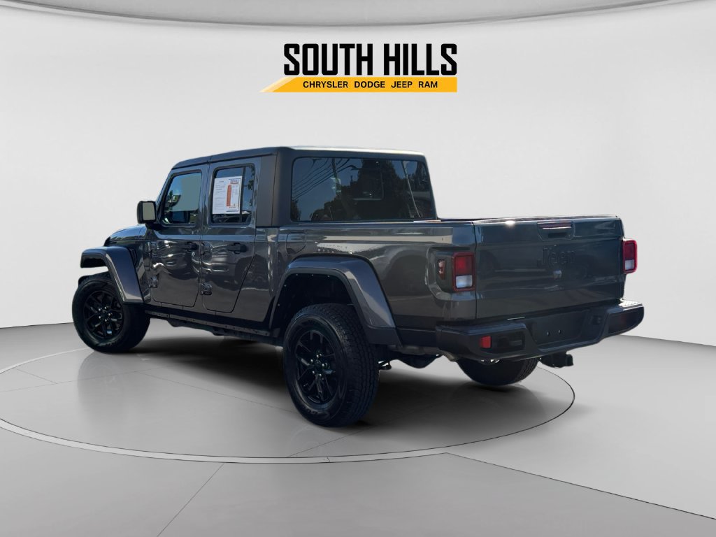 Used 2022 Jeep Gladiator Sport AWD/4WD image 3