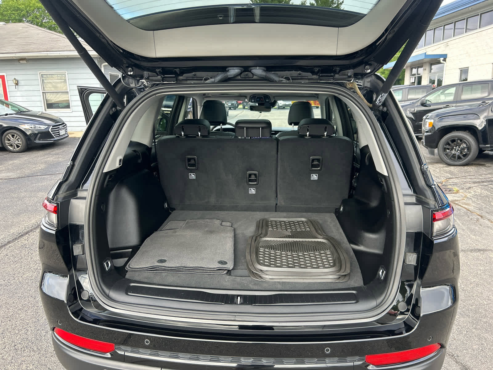 Used 2023 Jeep Grand Cherokee Limited w/ Luxury Tech Group II image 26