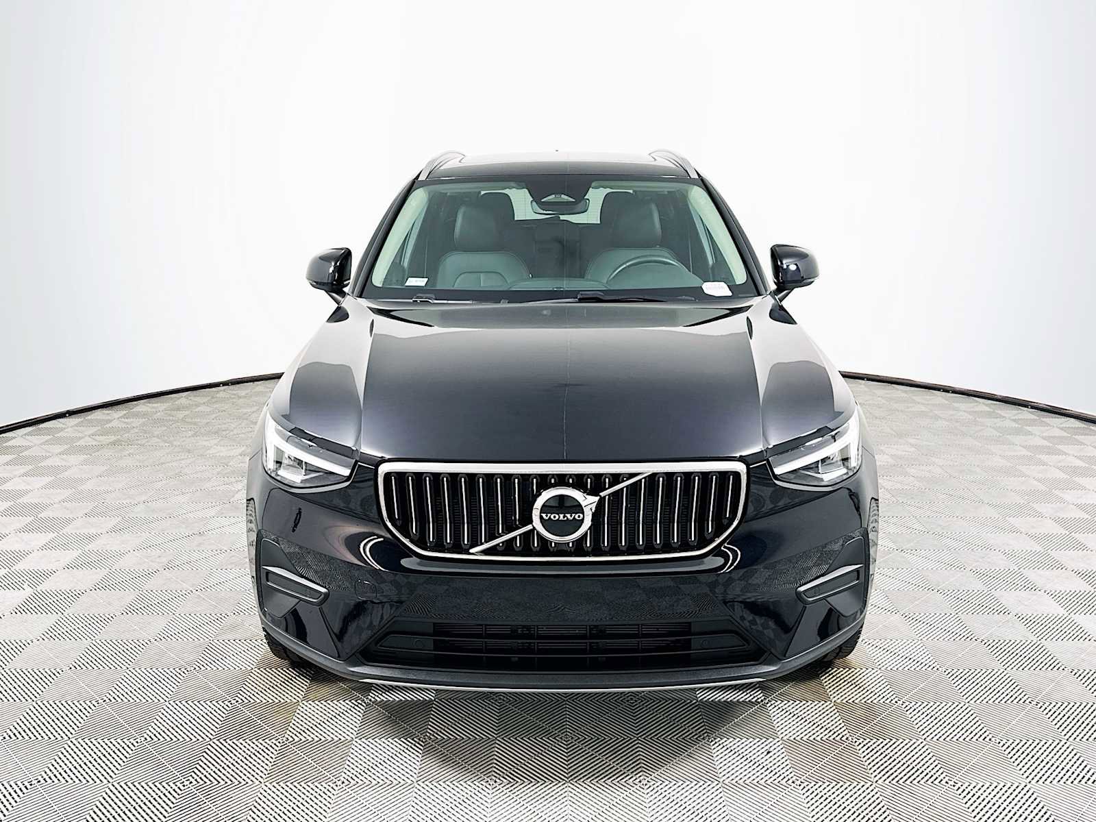 Used 2025 Volvo XC40 B5 Core w/ Protection Package Premier image 2