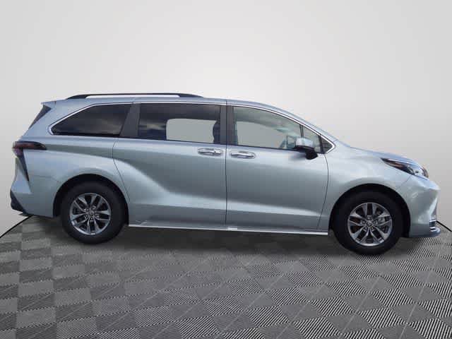 Used 2024 Toyota Sienna XLE FWD image 4