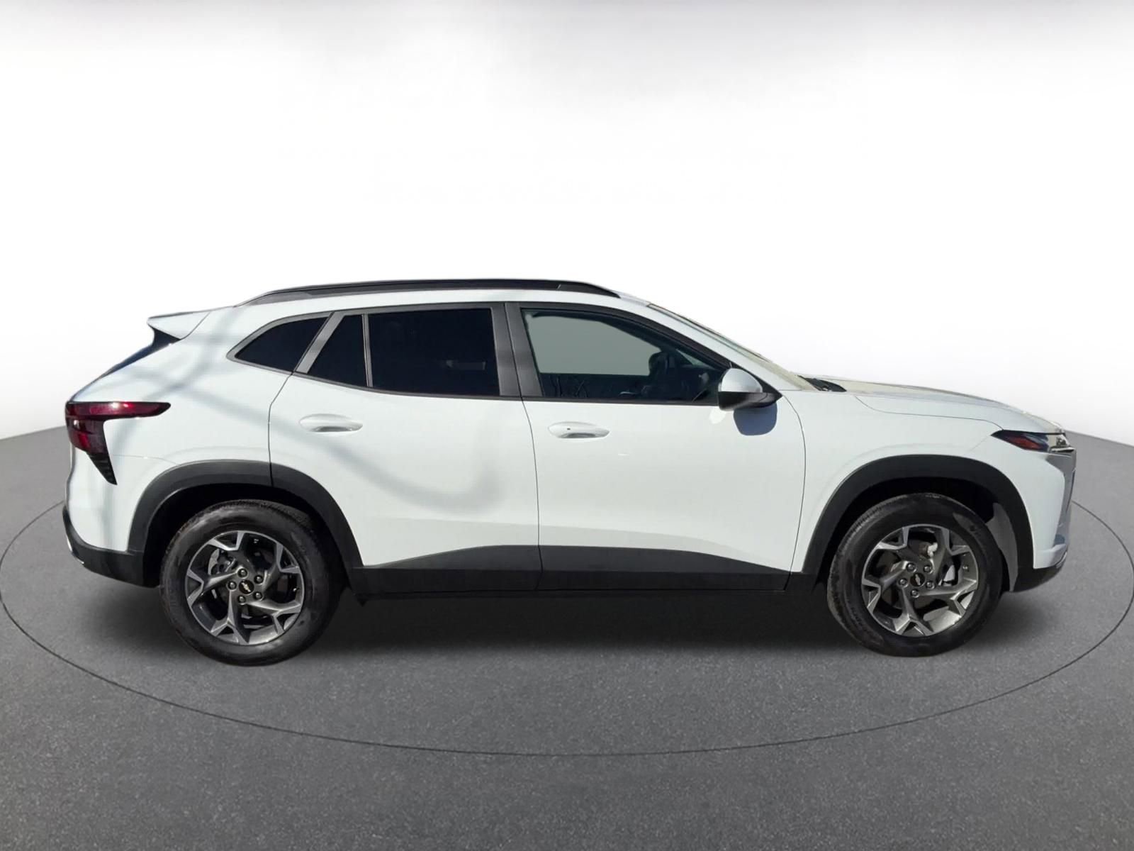 Used 2025 Chevrolet Trax LT w/ LT Convenience Package image 16