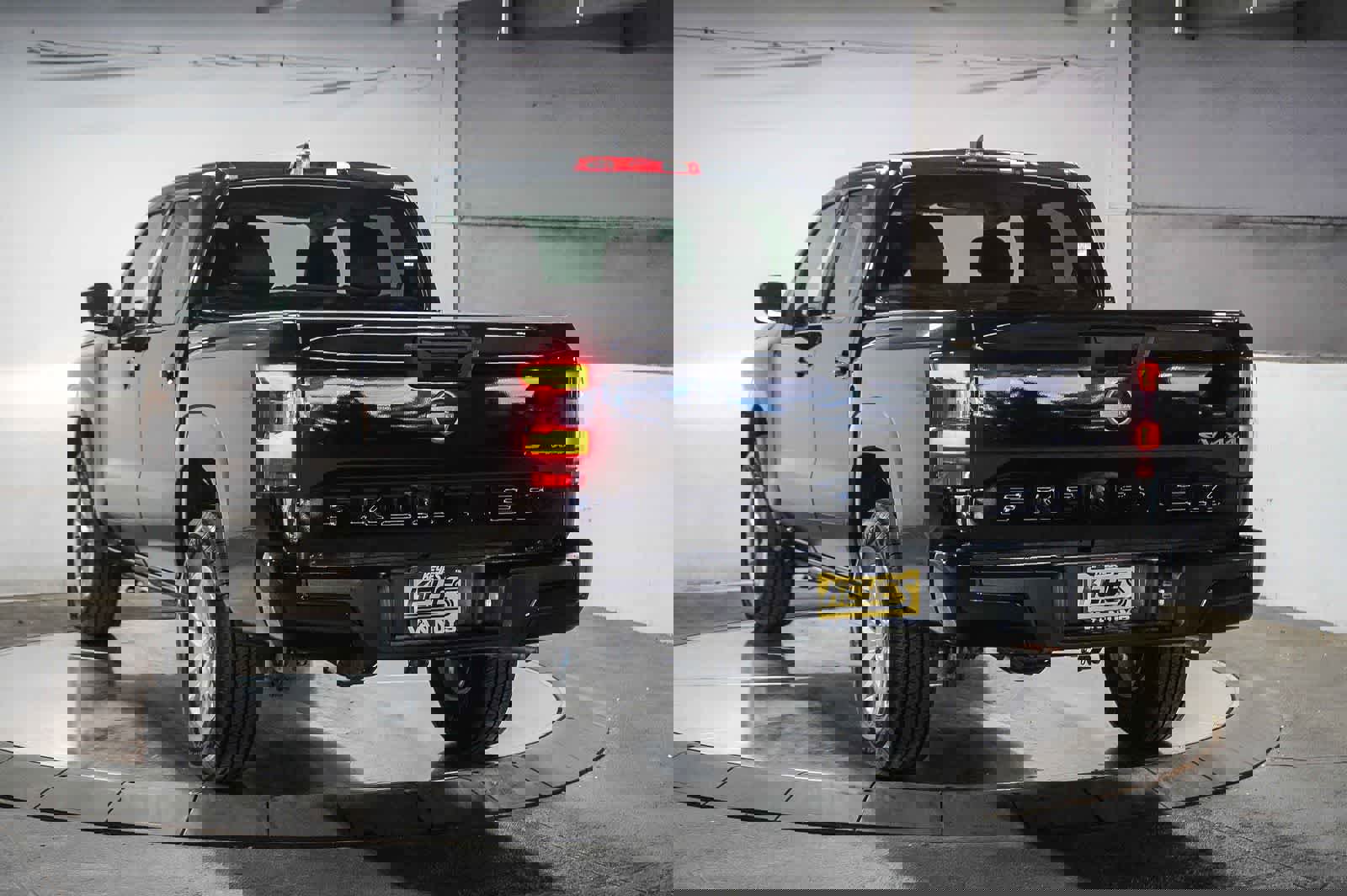 Used 2024 Nissan Frontier SV image 9