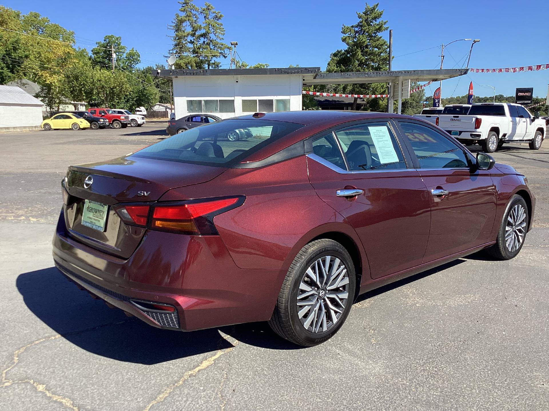 Used 2024 Nissan Altima 2.5 SV FWD image 3