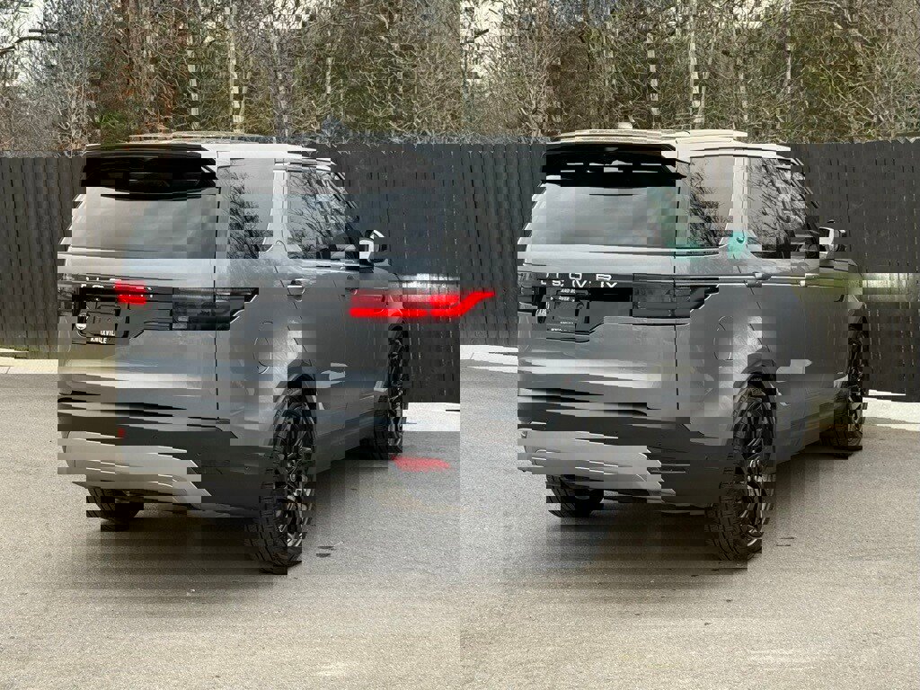 Certified 2025 Land Rover Discovery S image 6