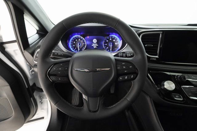 Used 2025 Chrysler Pacifica Limited image 11